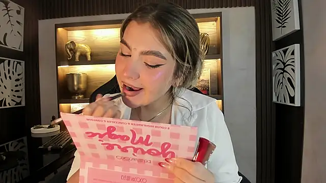 Snapshot of SamantaBone chatting on 01-13-25, 12:30 SamantaBone online show from 01-13-25, 12:30