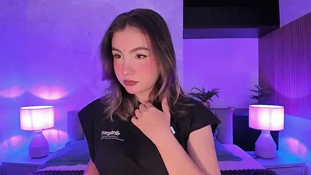 Snapshot of SamantaBone chatting on 10-17-25, 10:45 SamantaBone online show from 10-17-25, 10:45