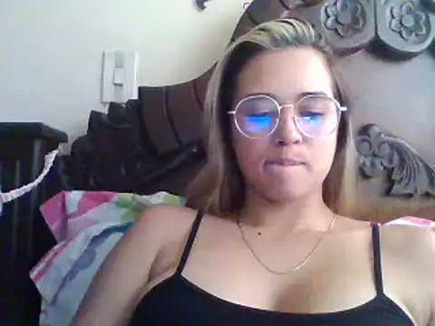Snapshot of trianabell chatting on 12-12-24, 05:04 trianabell online show from 12-12-24, 05:04
