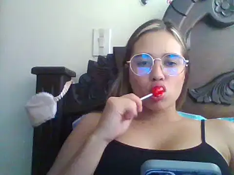 Snapshot of trianabell chatting on 12-14-24, 06:30 trianabell online show from 12-14-24, 06:30