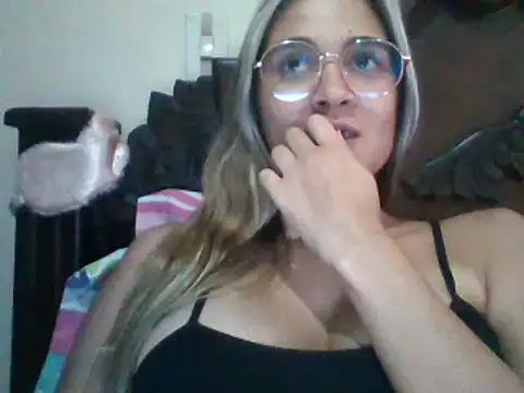 Snapshot of trianabell chatting on 12-21-24, 07:16 trianabell online show from 12-21-24, 07:16