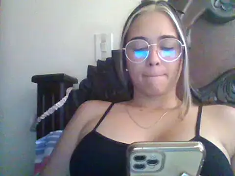 Snapshot of trianabell chatting on 12-27-24, 04:10 trianabell online show from 12-27-24, 04:10