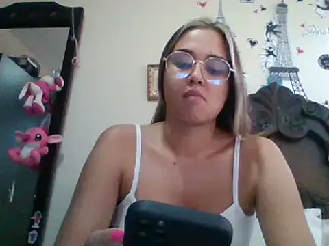 Snapshot of trianabell chatting on 01-14-25, 09:20 trianabell online show from 01-14-25, 09:20