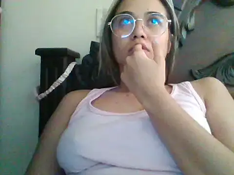 Snapshot of trianabell chatting on 01-17-25, 06:23 trianabell online show from 01-17-25, 06:23
