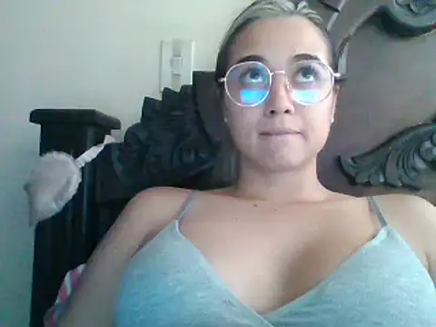 Snapshot of trianabell chatting on 02-10-25, 05:19 trianabell online show from 02-10-25, 05:19