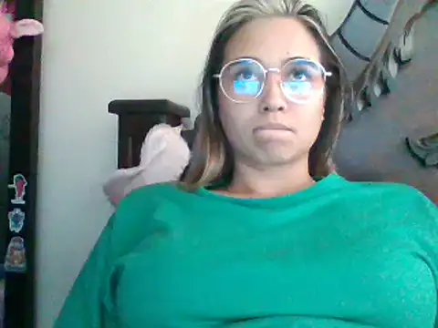 Snapshot of trianabell chatting on 02-11-25, 07:48 trianabell online show from 02-11-25, 07:48