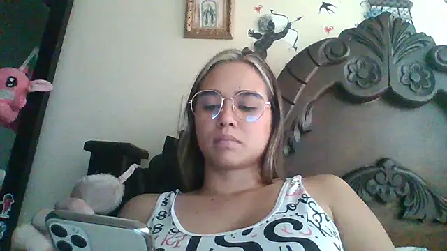 Snapshot of trianabell chatting on 02-21-25, 06:48 trianabell online show from 02-21-25, 06:48