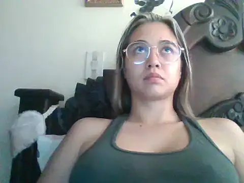 Snapshot of trianabell chatting on 02-25-25, 04:21 trianabell online show from 02-25-25, 04:21