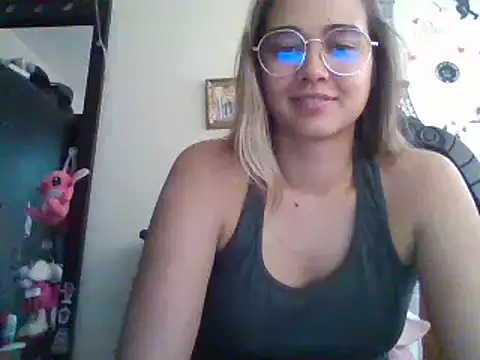 Snapshot of trianabell chatting on 02-25-25, 07:25 trianabell online show from 02-25-25, 07:25