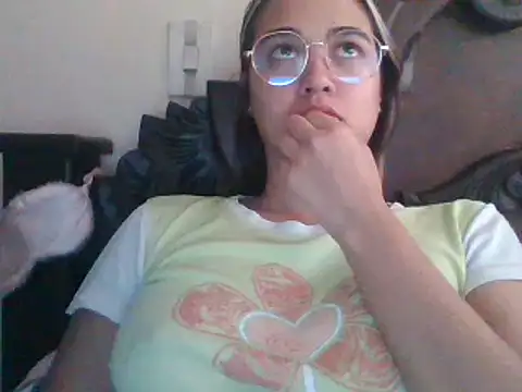Snapshot of trianabell chatting on 03-09-25, 03:49 trianabell online show from 03-09-25, 03:49