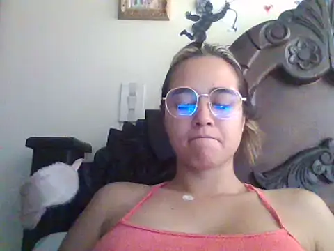 Snapshot of trianabell chatting on 03-17-25, 04:33 trianabell online show from 03-17-25, 04:33