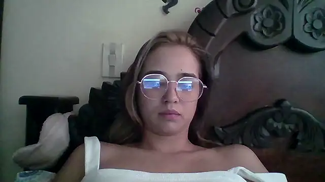 Snapshot of trianabell chatting on 10-03-25, 04:48 trianabell online show from 10-03-25, 04:48
