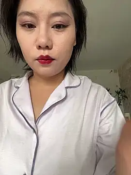 Snapshot of Eliza-E chatting on 05-17-26, 11:45 Eliza-E online show from 05-17-26, 11:45