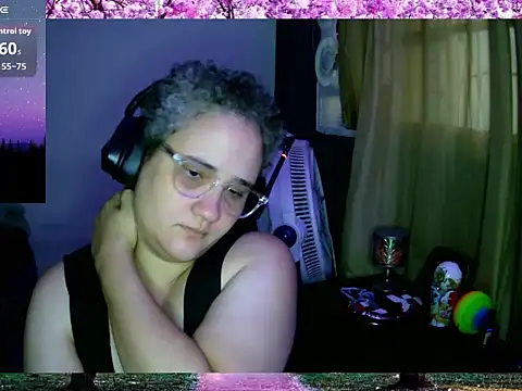 Snapshot of lolalicious_758 chatting on 09-19-25, 11:33 lolalicious 758 online show from 09-19-25, 11:33