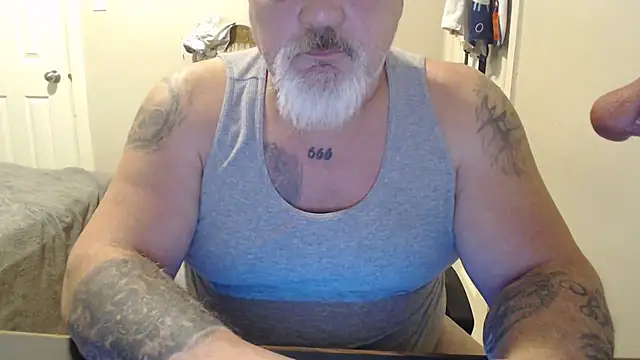 Newfiesausage1972 online show from 02-19-25, 04:22