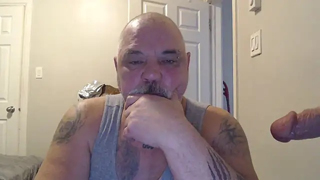 Newfiesausage1972 online show from 02-20-25, 02:13