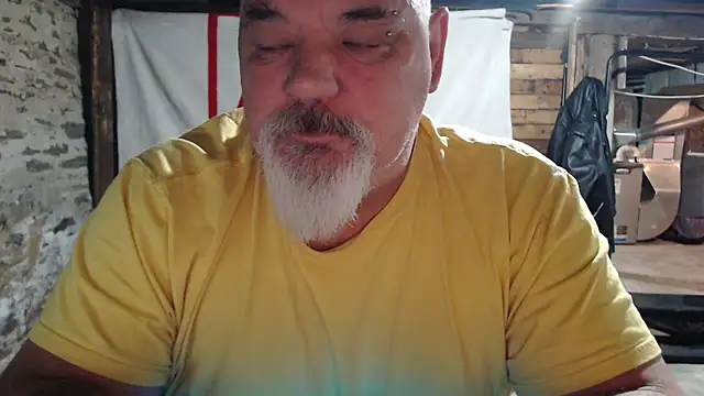 Newfiesausage1972 online show from 11-25-25, 10:04