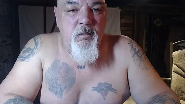 Newfiesausage1972 online show from 04-02-26, 10:13