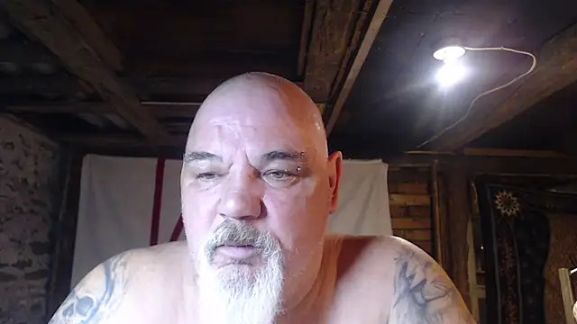 Newfiesausage1972 online show from 04-03-26, 06:11