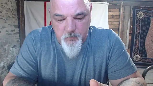 Newfiesausage1972 online show from 05-01-26, 11:15