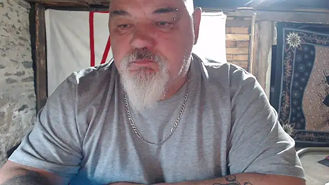 Newfiesausage1972 online show from 05-10-26, 03:33
