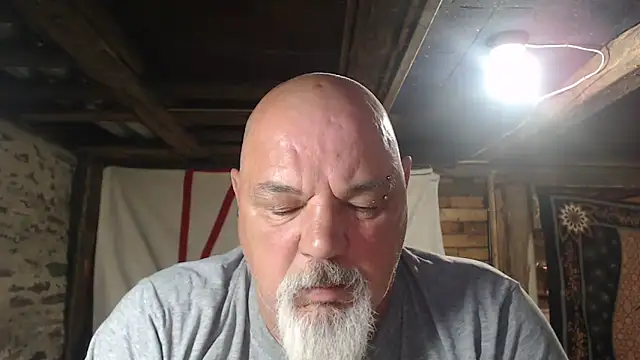 Newfiesausage1972 online show from 06-05-26, 09:48