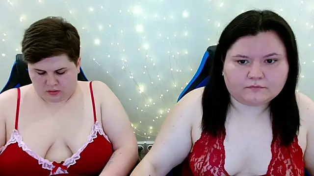 Snapshot of BeckyAndHellen chatting on 06-19-26, 11:03 BeckyAndHellen online show from 06-19-26, 11:03