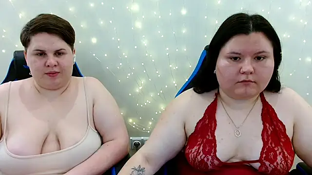 Snapshot of BeckyAndHellen chatting on 06-27-26, 08:47 BeckyAndHellen online show from 06-27-26, 08:47