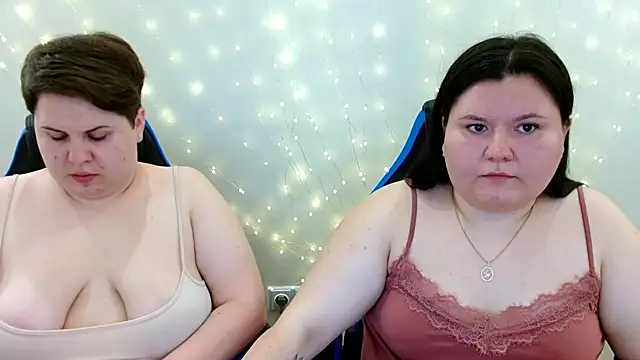 Snapshot of BeckyAndHellen chatting on 07-16-26, 09:37 BeckyAndHellen online show from 07-16-26, 09:37