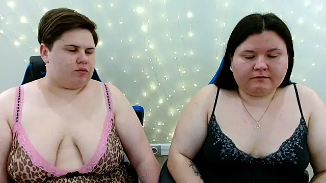 Snapshot of BeckyAndHellen chatting on 07-20-26, 11:23 BeckyAndHellen online show from 07-20-26, 11:23