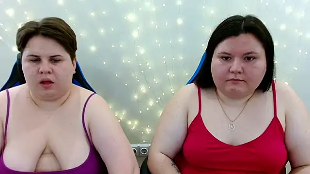Snapshot of BeckyAndHellen chatting on 07-21-26, 11:23 BeckyAndHellen online show from 07-21-26, 11:23