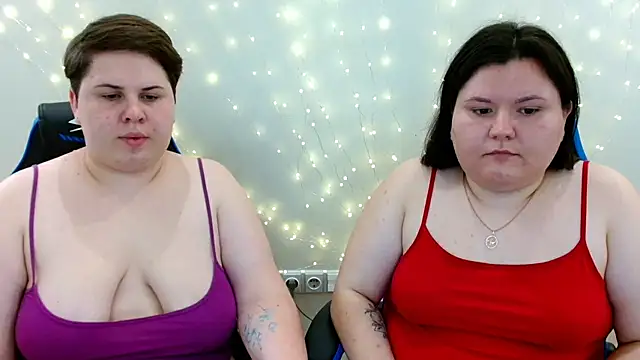 Snapshot of BeckyAndHellen chatting on 07-22-26, 10:29 BeckyAndHellen online show from 07-22-26, 10:29
