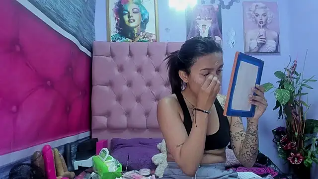 Snapshot of Yaumiko chatting on 10-15-25, 11:21 Yaumiko online show from 10-15-25, 11:21