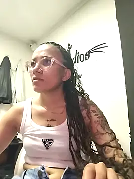 Snapshot of Yaumiko chatting on 11-18-25, 11:59 Yaumiko online show from 11-18-25, 11:59