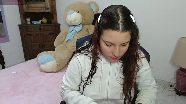 Snapshot of alexia_87 chatting on 04-28-26, 02:21 alexia 87 online show from 04-28-26, 02:21