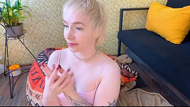 Snapshot of EmmyAmbros chatting on 03-11-25, 09:45 EmmyAmbros online show from 03-11-25, 09:45