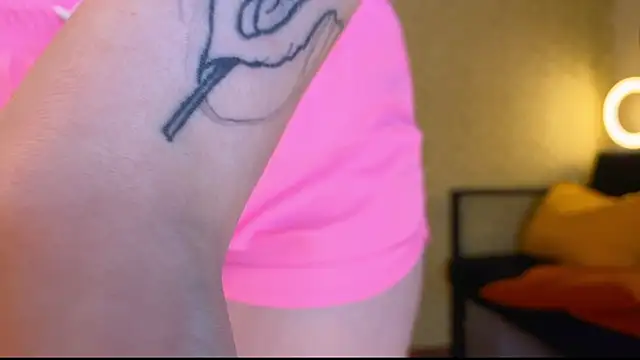 Snapshot of EmmyAmbros chatting on 10-04-25, 11:14 EmmyAmbros online show from 10-04-25, 11:14