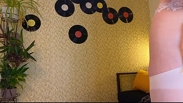 Snapshot of EmmyAmbros chatting on 11-07-25, 01:05 EmmyAmbros online show from 11-07-25, 01:05