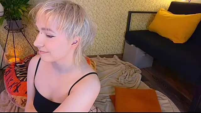 Snapshot of EmmyAmbros chatting on 11-17-25, 07:41 EmmyAmbros online show from 11-17-25, 07:41