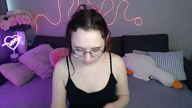 Snapshot of Mini_Diva chatting on 05-16-26, 10:36 Mini Diva online show from 05-16-26, 10:36