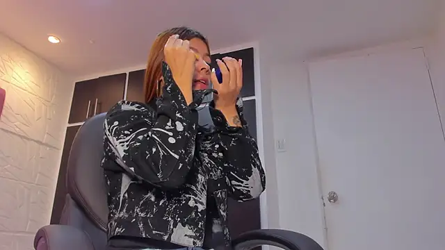 Charlotte Ice1 online show from 11-25-25, 04:07