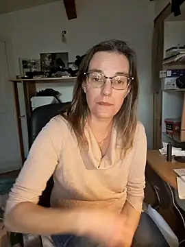Snapshot of SpiceLea chatting on 01-09-25, 03:01 SpiceLea online show from 01-09-25, 03:01