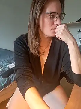 Snapshot of SpiceLea chatting on 03-18-25, 12:47 SpiceLea online show from 03-18-25, 12:47