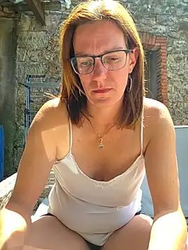 Snapshot of SpiceLea chatting on 05-19-26, 12:11 SpiceLea online show from 05-19-26, 12:11