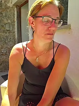 Snapshot of SpiceLea chatting on 06-12-26, 12:26 SpiceLea online show from 06-12-26, 12:26