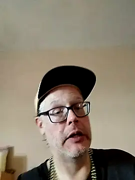 Snapshot of DARemo42O chatting on 03-03-25, 04:35 DARemo42O online show from 03-03-25, 04:35