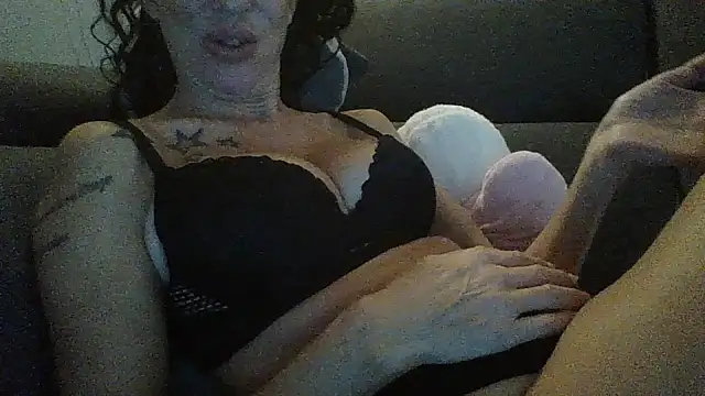 Snapshot of MarikaMilff chatting on 10-14-25, 09:15 MarikaMilff online show from 10-14-25, 09:15