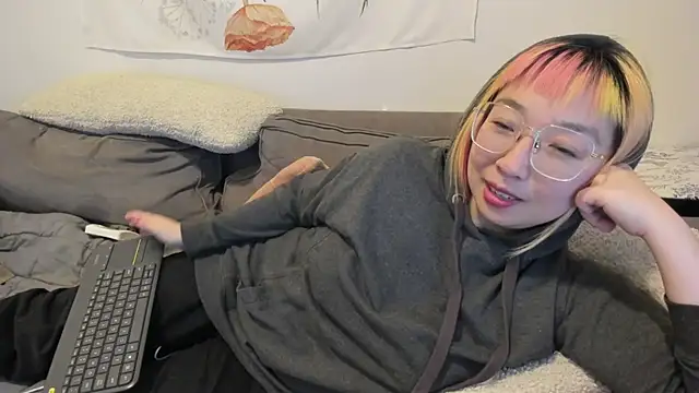 Snapshot of luxgray chatting on 12-04-24, 06:22 luxgray online show from 12-04-24, 06:22