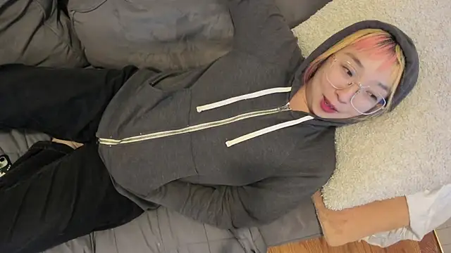 Snapshot of luxgray chatting on 12-10-24, 12:17 luxgray online show from 12-10-24, 12:17