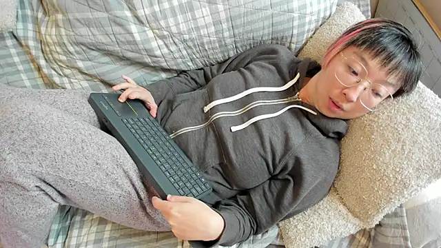 Snapshot of luxgray chatting on 10-14-25, 06:31 luxgray online show from 10-14-25, 06:31